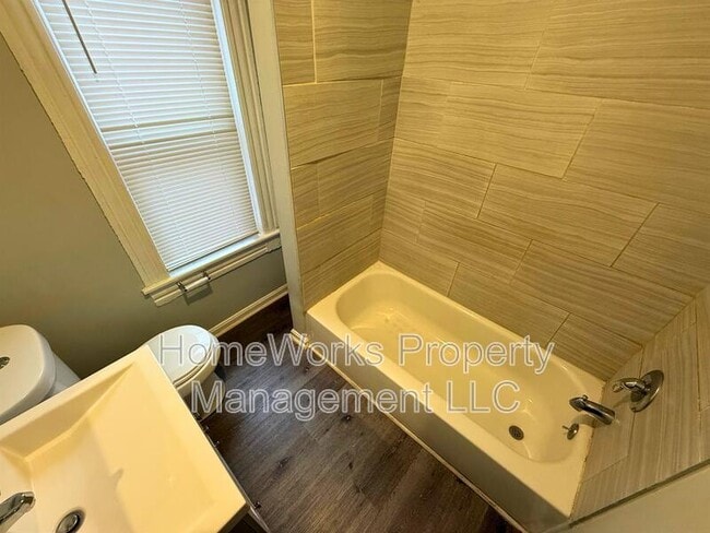 Building Photo - 2449 Barclay St