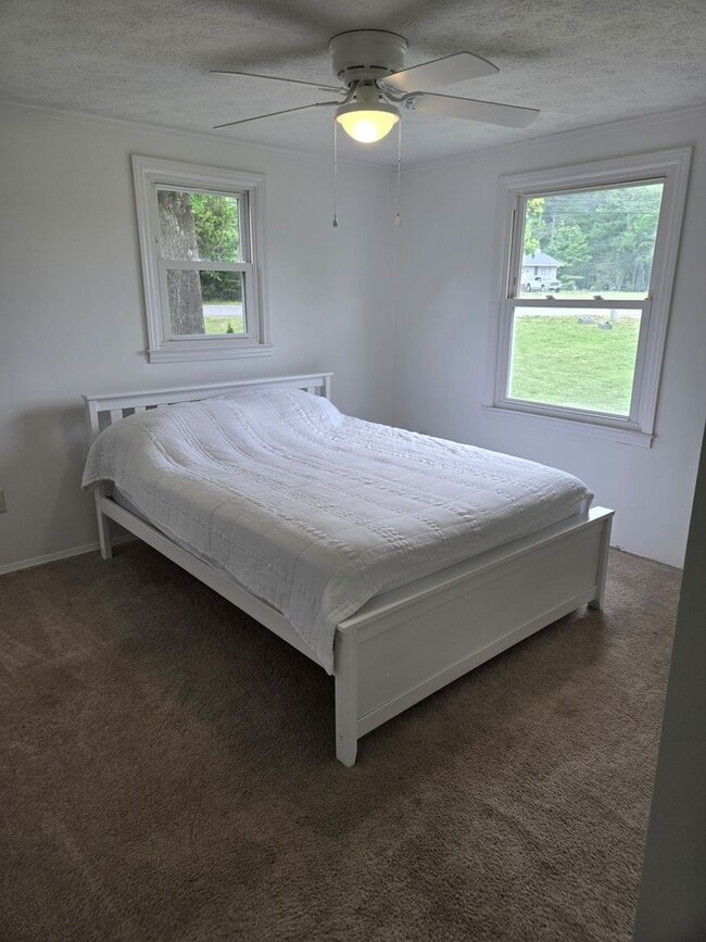 Building Photo - Lovely Rambler on large corner lot