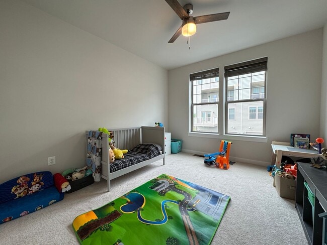 Building Photo - Stunning 2 Bed 2 Bath Interior Townhome In...