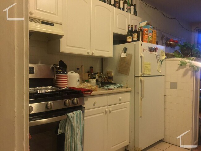 Building Photo - Great location in Brookline for BU... 2 bed 1 bath!!