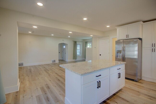 Building Photo - Completely remodeled 3 bed home