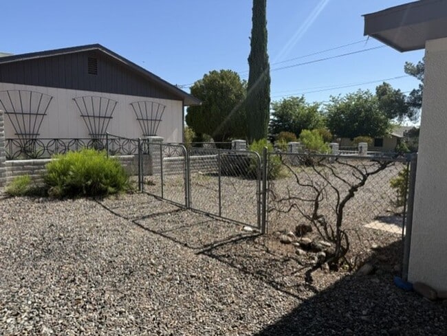 Building Photo - 2 Bedroom 1 Bath Contact Property Pros Property Management