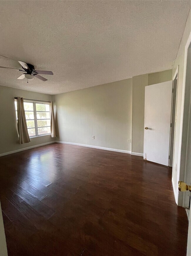 Building Photo - 4158 Inverrary Dr