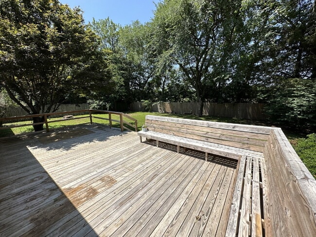 Building Photo - 2147 Loren Cir