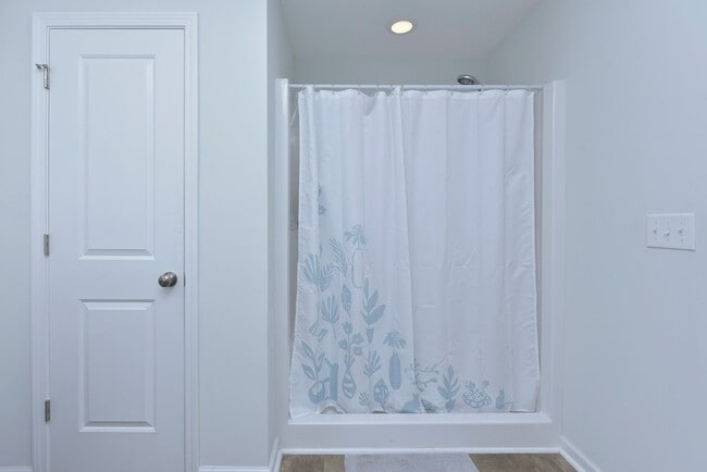 Building Photo - Modern Comfort in a Quiet Cul-de-Sac – 3 B...