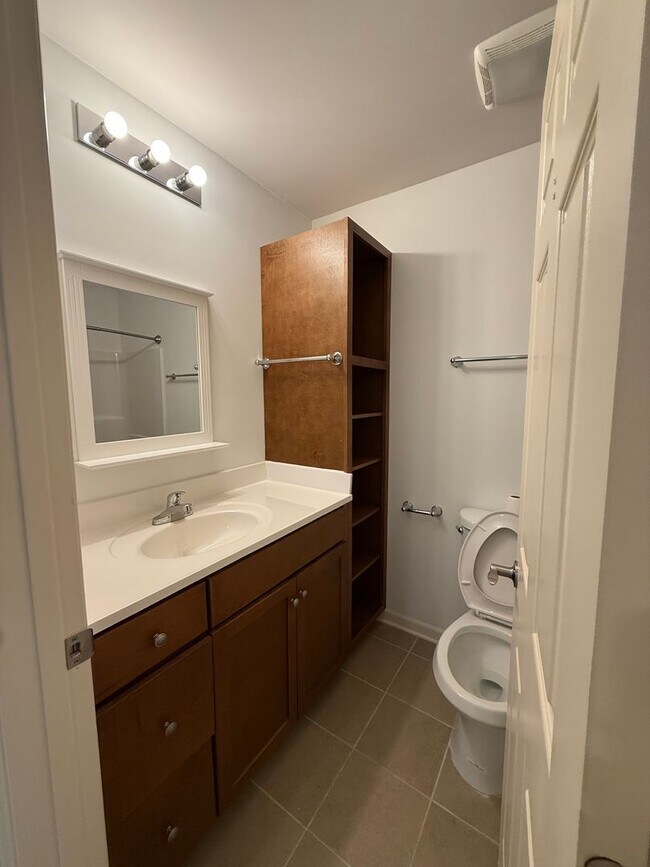 Building Photo - Spacious Rental Minutes from Downtown Nashville!