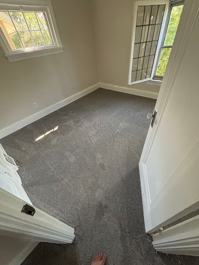 Building Photo - Beautifully Renovated 4-Bedroom Home in Cl...