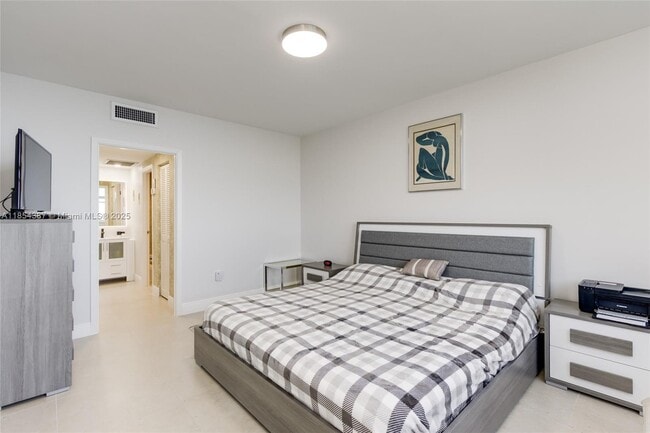 Building Photo - 500 Bayview Dr