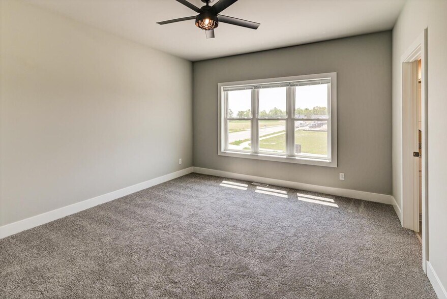Building Photo - 2940 Blue Grass Dr