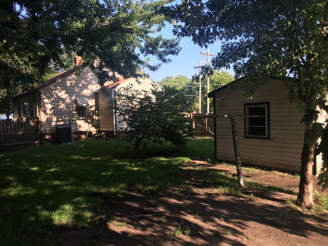 Building Photo - $795 - 2 bed 1 bath - Single Family Home