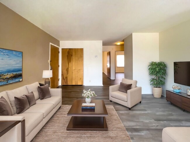 Building Photo - Spacious Ground Floor 2 Bed with Screened Porch!