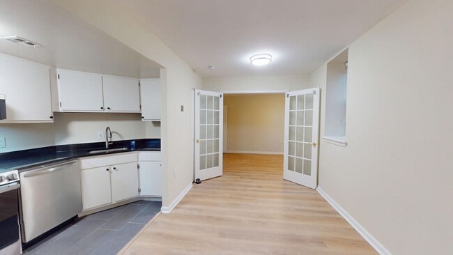 Building Photo - Columbia Heights Two Bedroom/One Bathroom In Amazing Location! Washer/Dryer in Unit!