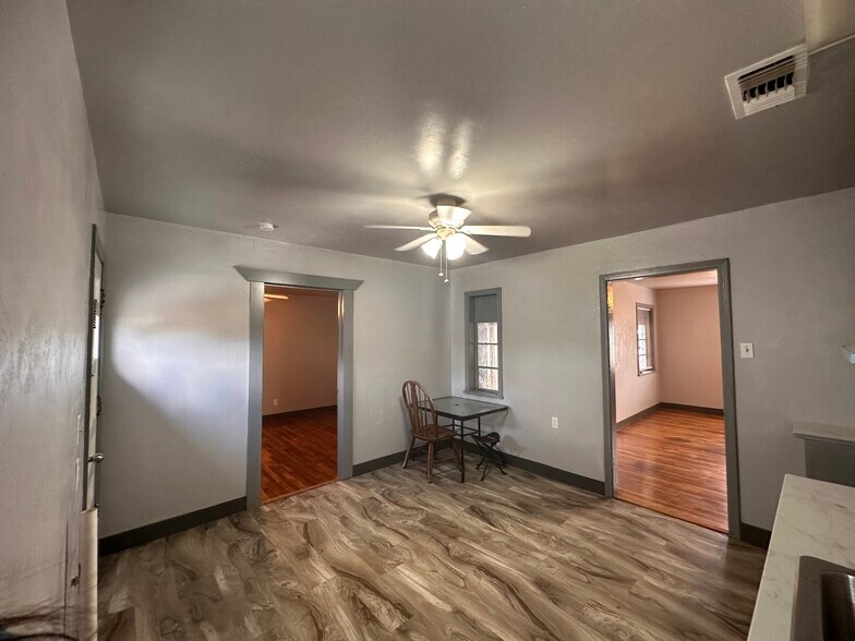 Building Photo - 3805 Highland Dr