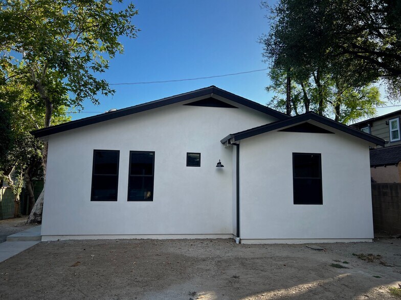 Building Photo - 1203 S Chavez St