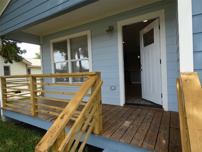 Building Photo - 8215 Canyon St