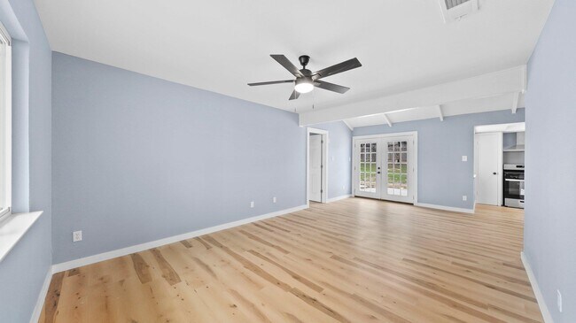 Building Photo - 1112 Village Green Dr