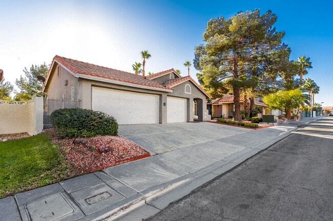 Building Photo - Single Story, 3 Bedroom, Peccole Ranch Beauty