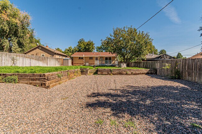 Building Photo - Exceptional 4-Bed, 2-Bath Home in Englewoo...