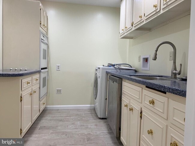Building Photo - 13610 Soft Breeze Ct