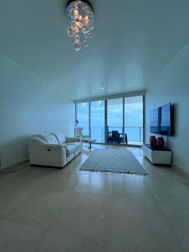 Building Photo - 17001 Collins Ave
