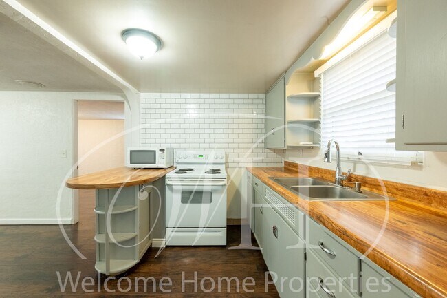 Building Photo - 310 SE 6th St