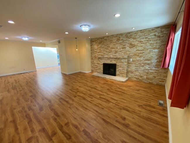 Building Photo - REDWOOD CITY - Beautifully Updated 3BR/2BA