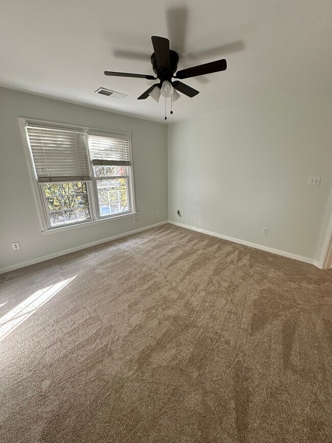 Building Photo - 420 White Rose Trce