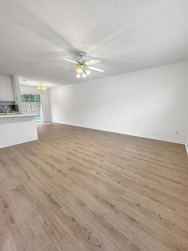 Building Photo - Beautiful End-Unit Townhome Available Immediately