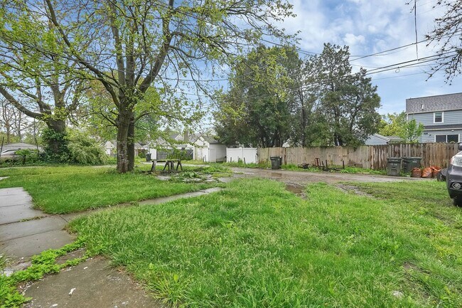 Building Photo - 1125-1127 E 20th Ave
