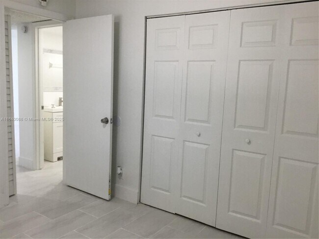 Building Photo - 9927 Twin Lakes Dr