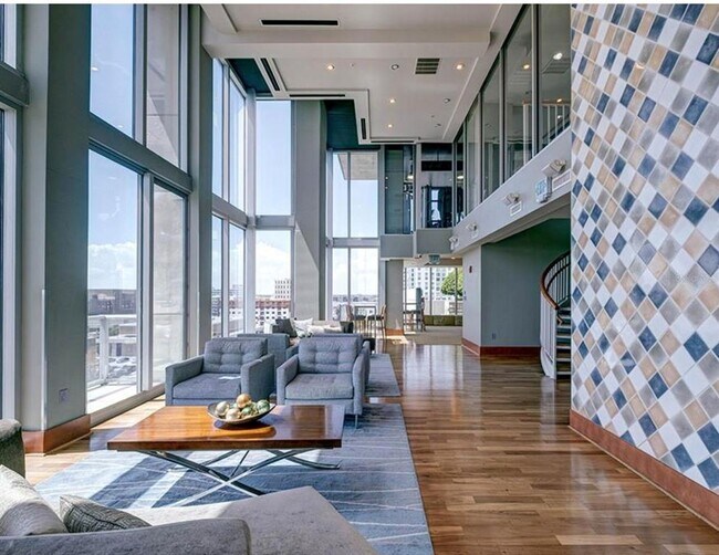 Building Photo - 777 N Ashley Dr