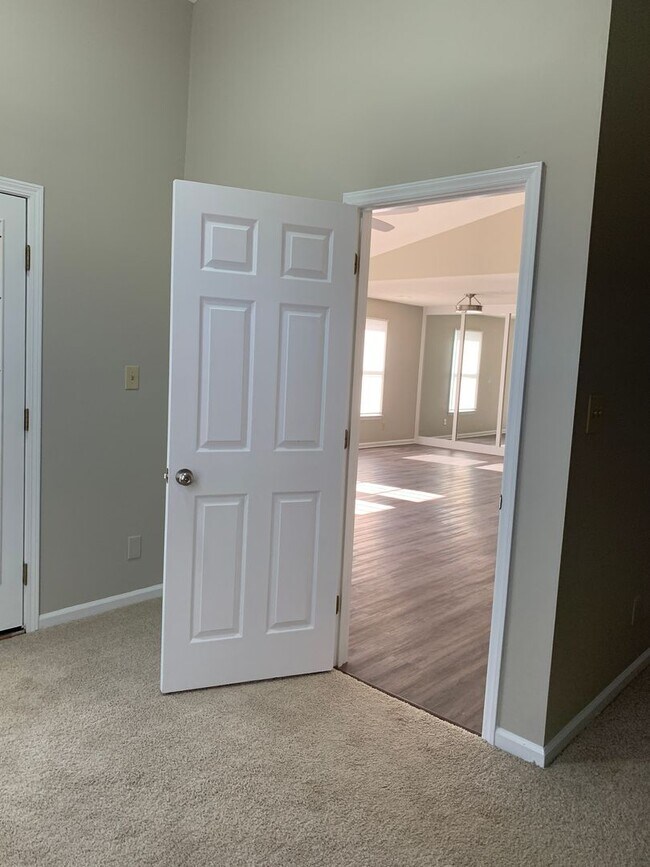 Building Photo - Cozy Living on a quiet cul de sac.