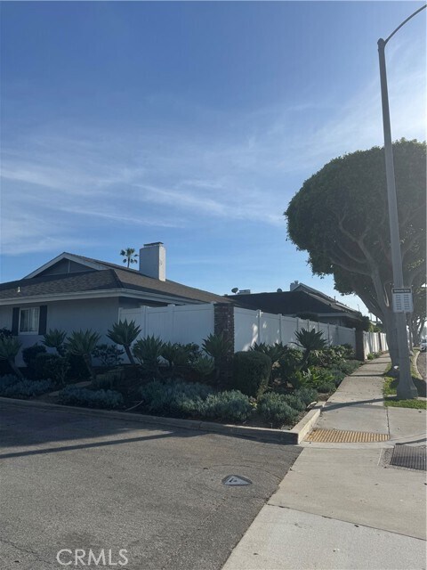 Building Photo - 2522 University Dr