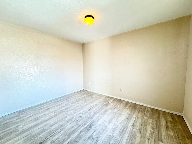 Building Photo - 401 NE 115th St