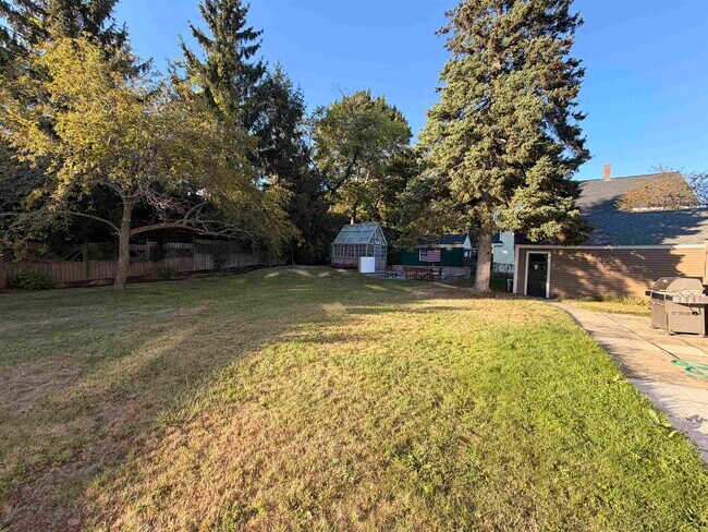Building Photo - 419 Dennett St
