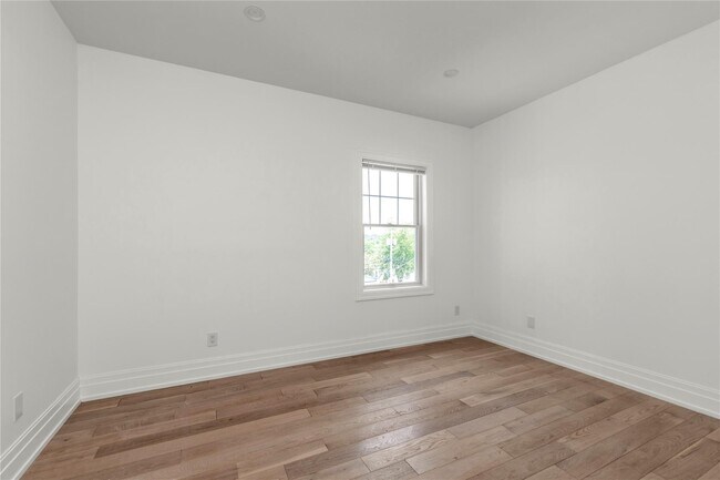 Building Photo - 22 Sagamore Hill Dr