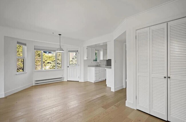 Building Photo - 120 Seminary Dr