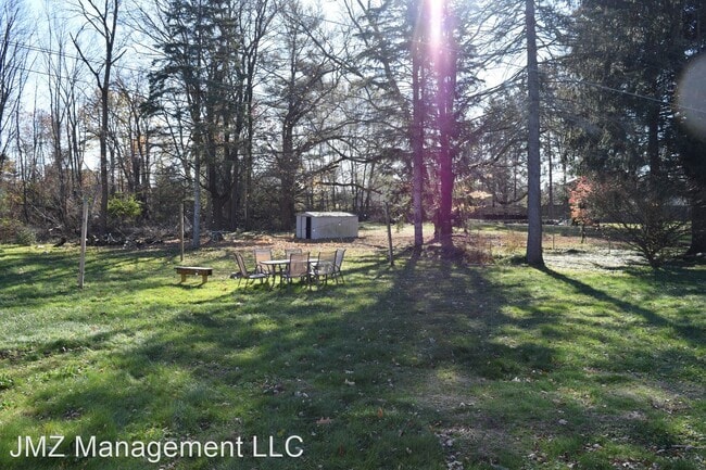 Building Photo - 2 br, 1.5 bath House - 1428 Pontiac Trail