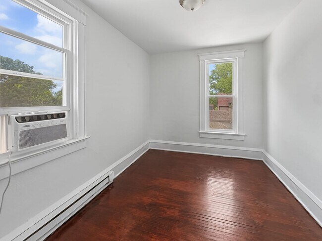 Building Photo - 521 N Lott Blvd