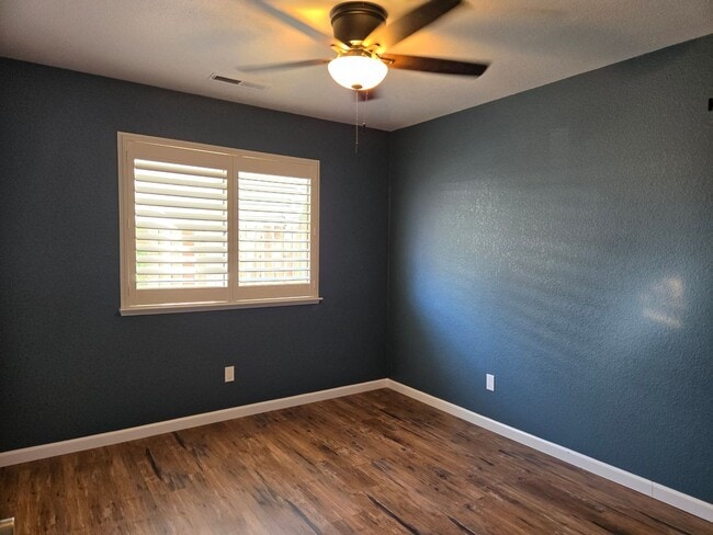 Building Photo - Charming 3BD/2BA Home in Quiet Cul-De-Sac with Solar & Included Landscaping