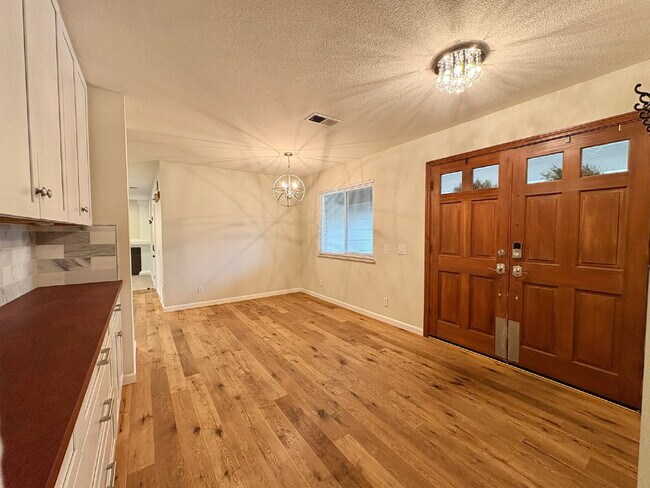 Building Photo - Spacious 3 Bedroom Gilroy Home with AC  & Attached Garage