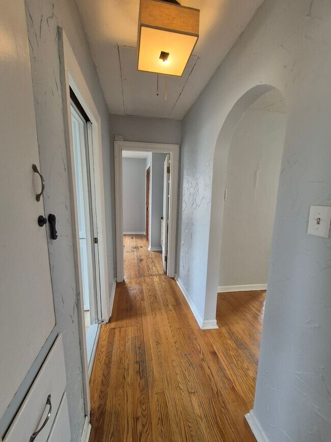 Building Photo - Charming 2-bedroom home!