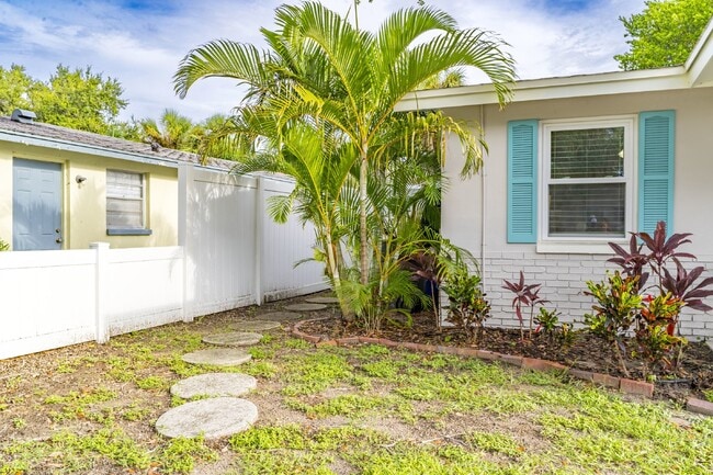 Building Photo - BEAUTIFUL UNIT JUST 5 MINUTE WALK TO DOWNTOWN