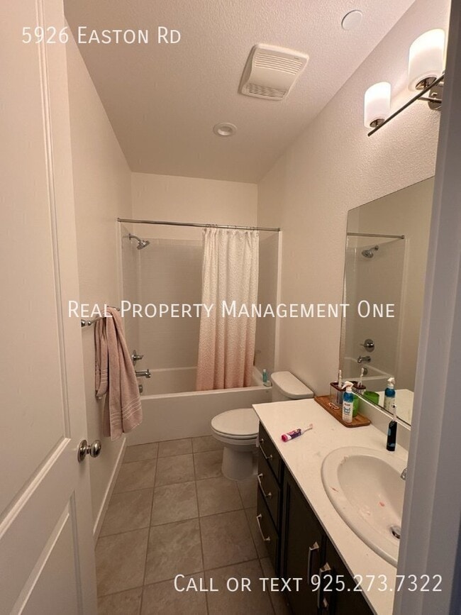 Building Photo - 5926 Easton Rd