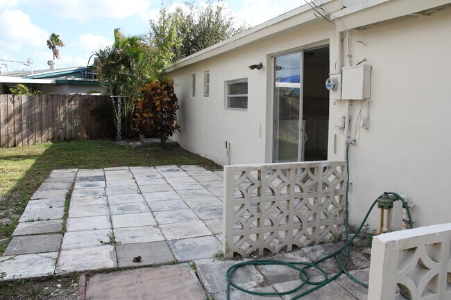 Building Photo - 4493 SW 49th Ct