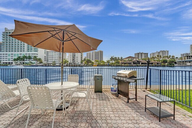 Building Photo - 2895 NE 32nd St