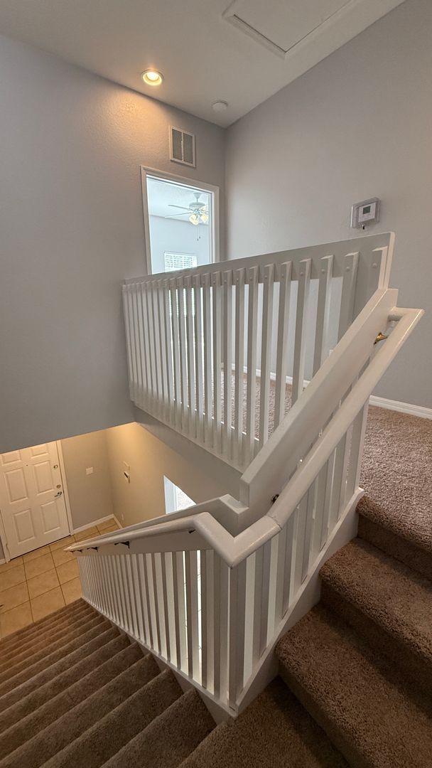 Building Photo - Spacious 4-Bed, 3-Bath End Unit Townhome w...