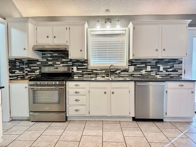 Building Photo - House For Rent