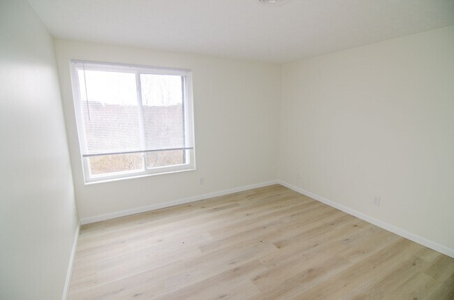 Building Photo - Newly Renovated 2 Bedroom Apartment
