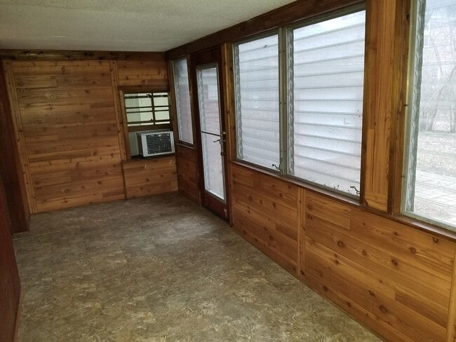 Building Photo - 6826 N Knox Ave